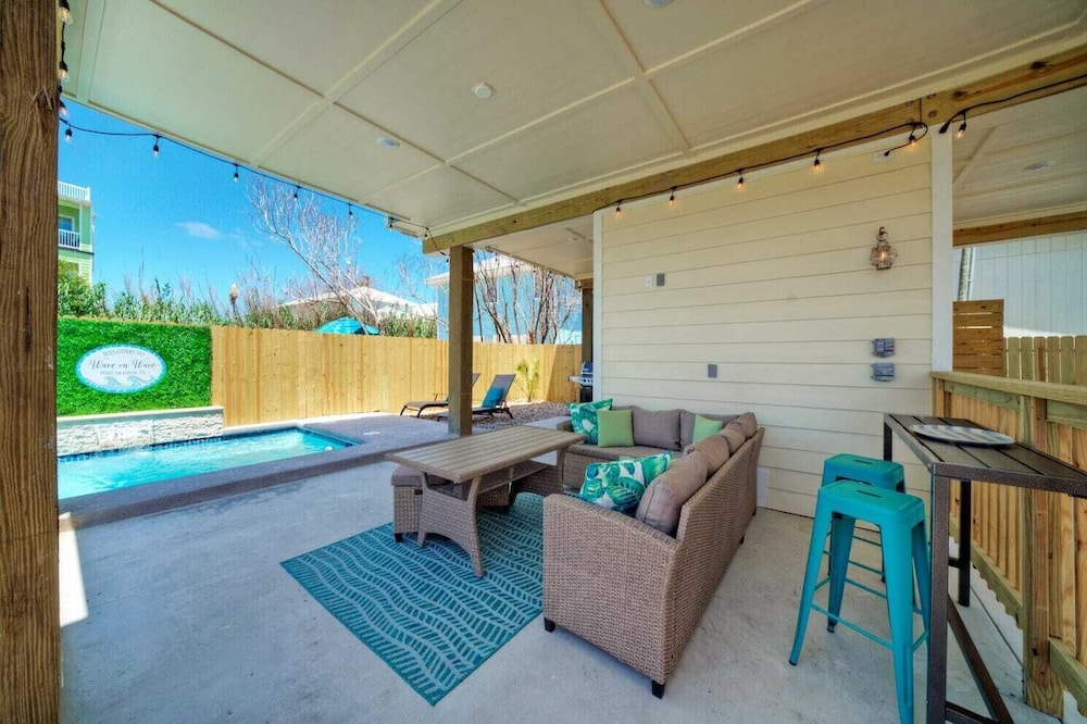 Sleeps 20 2 Modern Homes w/ Private Pool, Deck+patio 3-min Walk to the Beach