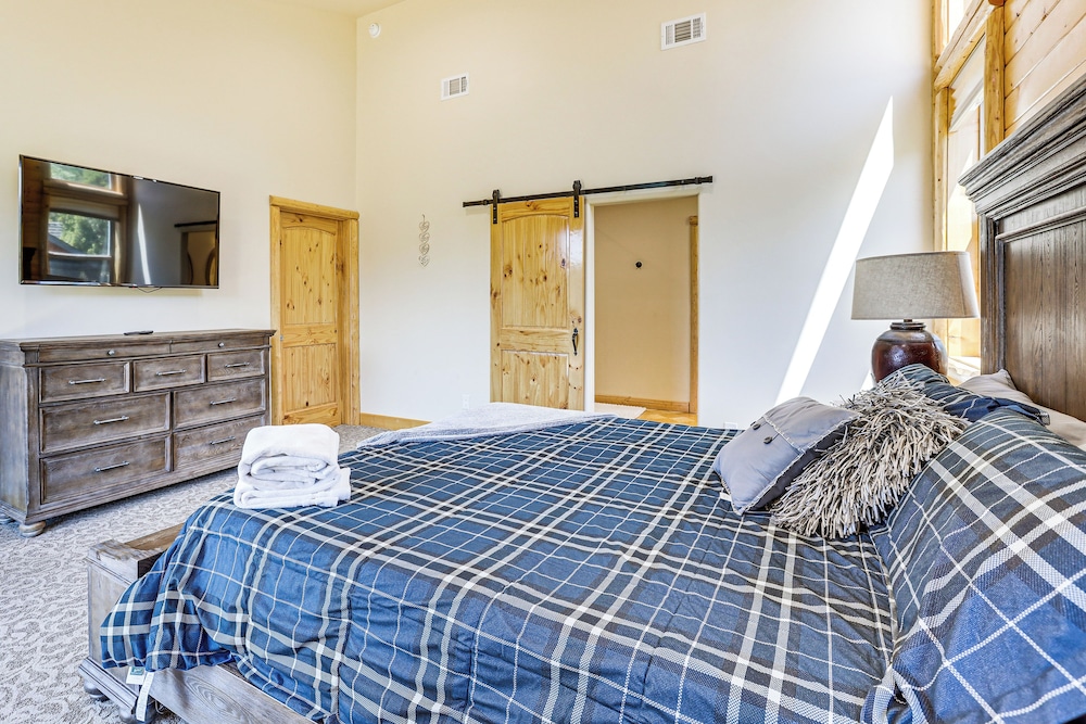 Hot Tub + Game Room: Mtn-view Retreat in Big Bear!