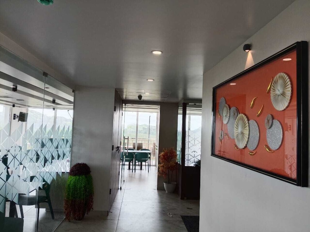 Le Crown Hotel