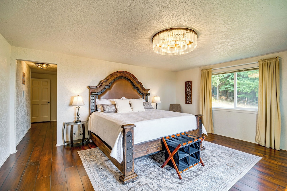 4 Mi to River: Umpqua Valley Villa w/ Fire Pit!
