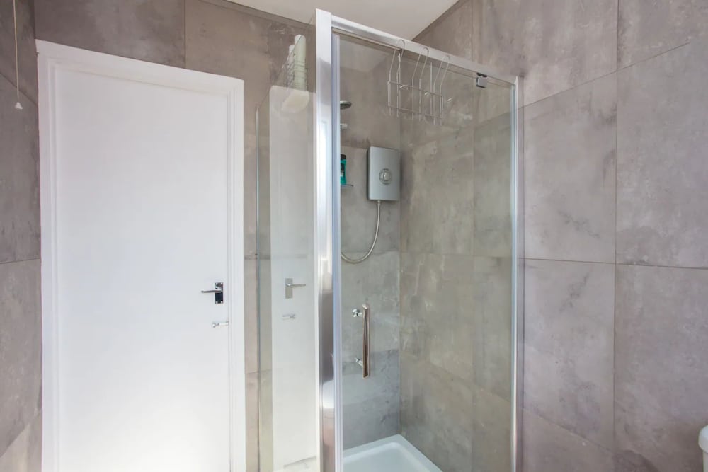 Stylish 4BD House With Private Garden - Stratford