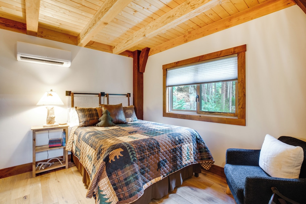 Bear Lodge Waterfront Cabin w/ Level 2 EV Charger