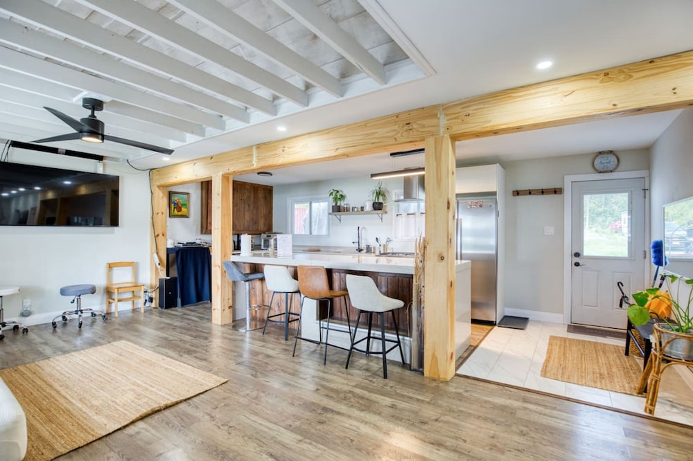 Waterfront Cottage w Swim Spa BBQ Close to Skiing