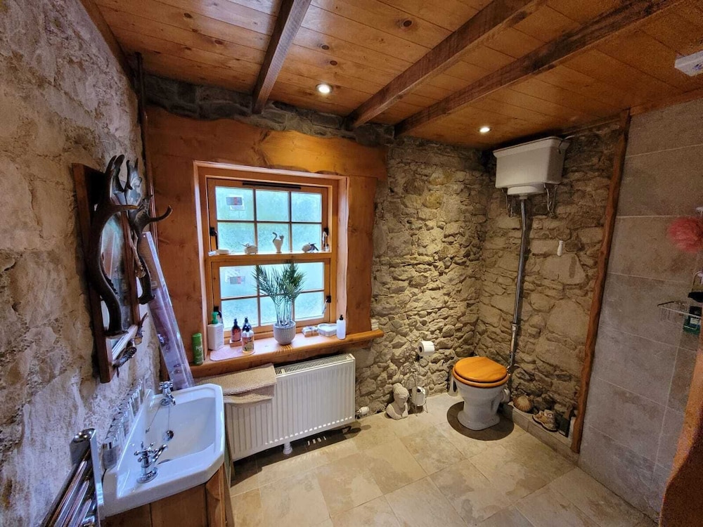 Traditional 2-bed Cottage in Dalry