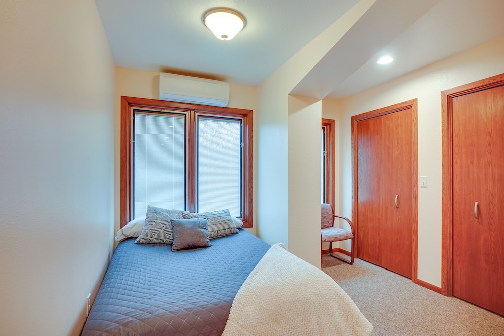 Grand Rural Wisconsin Retreat: Full Indoor Gym