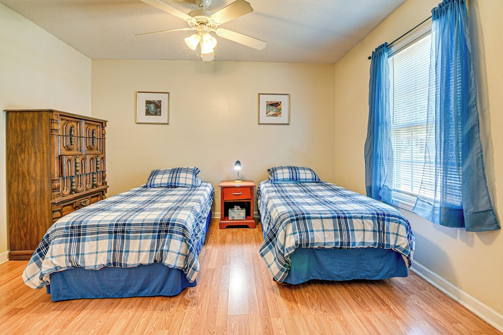 12 Mi to Myrtle Beach: Peaceful Abode in Conway!