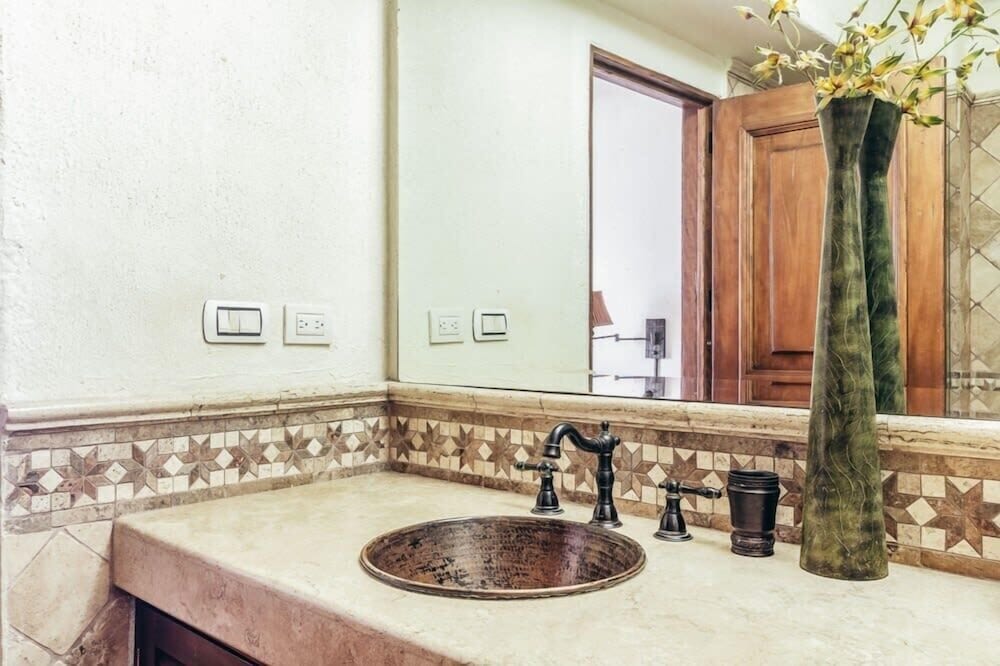 Ocean View 3Br Condo-balcony-beach-pool - 812