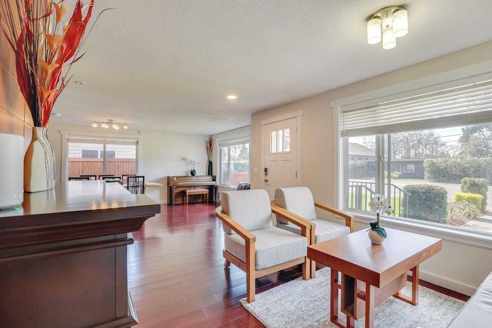 15 Mi to Dtwn Seattle! Home w/ Fun Outdoor Space