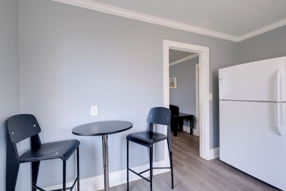 Near Shops, Eats & Trails: Loudon County Apt!