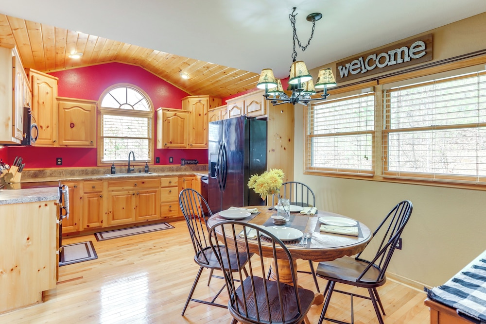 5 Mi to Cherokee Lake: Pet-friendly Cabin w/ Deck!