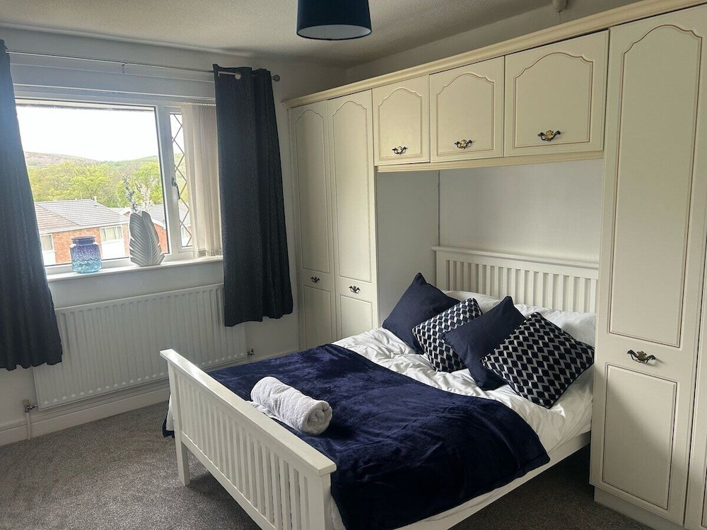 Family & Group Stay 3 Bedroom Swansea Home