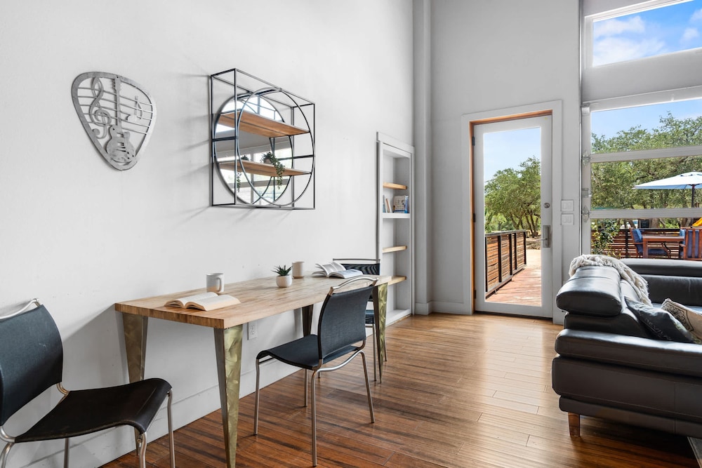 Luxury 7BR Hill Country Gem With Barndominium