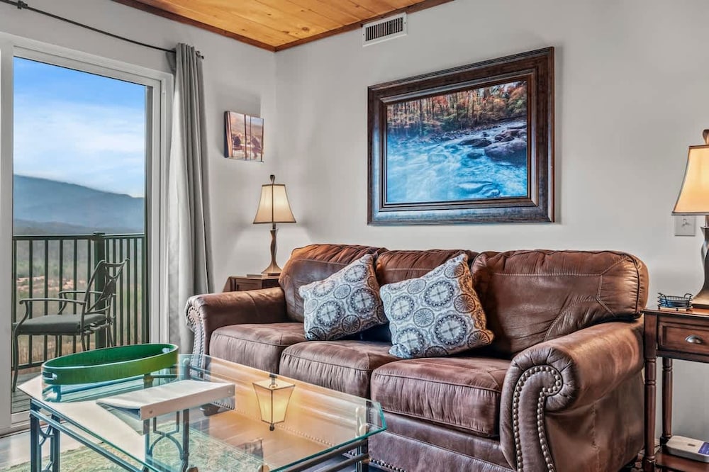 Sleeps 4 Heated Pool Hot Tub Mountain View