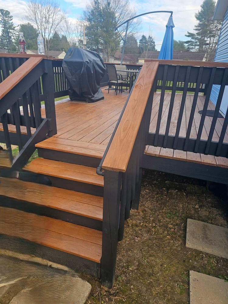 Blue Cottage With Game Room Deck & Hot Tub