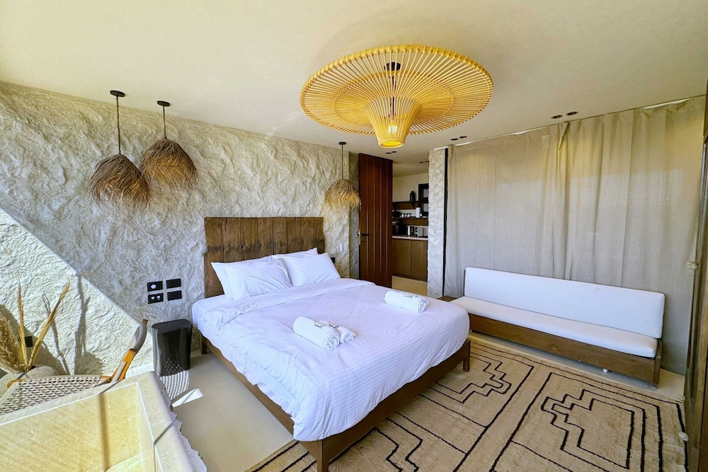 The 2 BDR Pyramids Vista w/ Bathtub