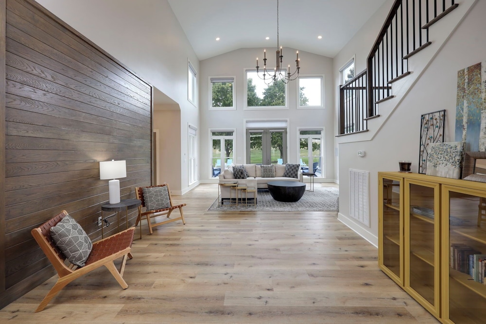 Majestic Manor-private Hundred Acre Yard-pool/spa