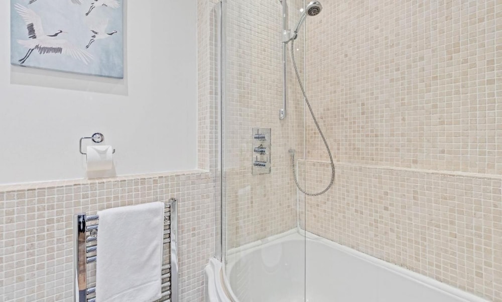 Majestic Mews Apartment Super Central Sleeps 2 to 8 Guests Free Wifi view 5