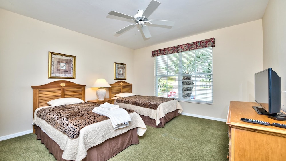 Solterra Vacation Rental: Luxury 3-BR Condo with Lake & Golf Views. Access to Luxury Pool, Hot Tub, and Golf Courses at Lely Resort. Close to Naples Beache