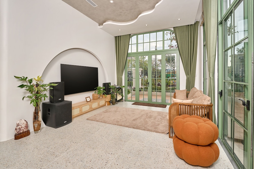 Luxury 4 bedroom Solar Villa