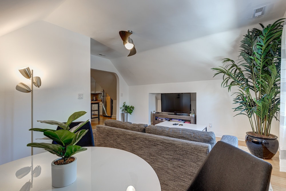 Chic Penthouse in Perfect Wrigleyville Location by AllSet Turnover photo 3