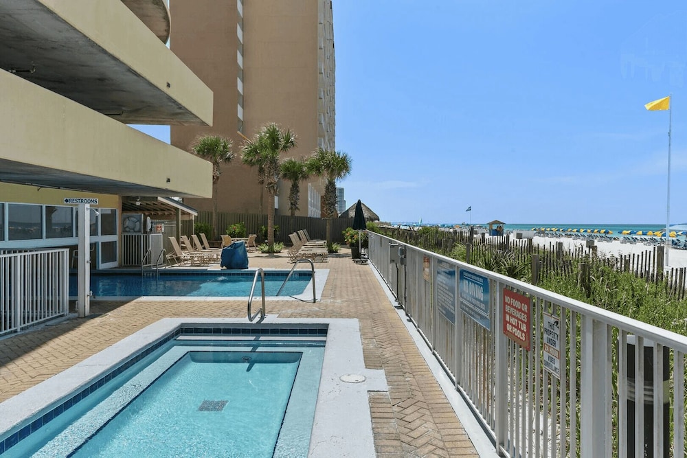 Coastal Hippy Chic by Avantstay Oceanfront, 2 Pools, Beach Chairs Incl
