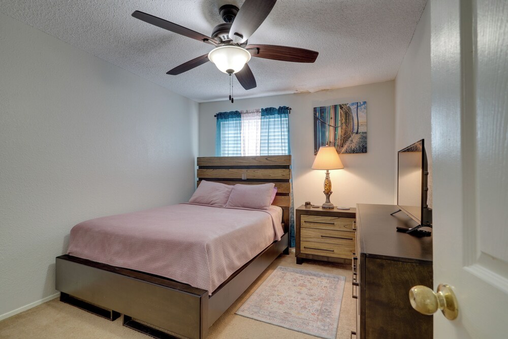 Houston Townhome 4 Mi to Airport: Central Location