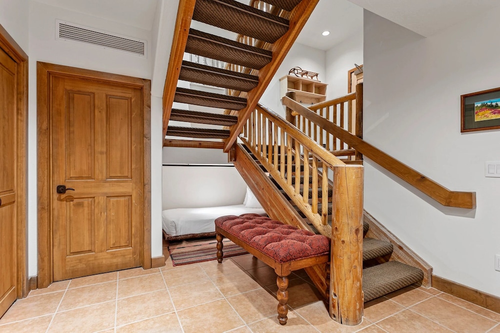 Sterling Lodge at Deer Valley Resort - Three Bedroom Condo with Hot Tub #111 3 Condo