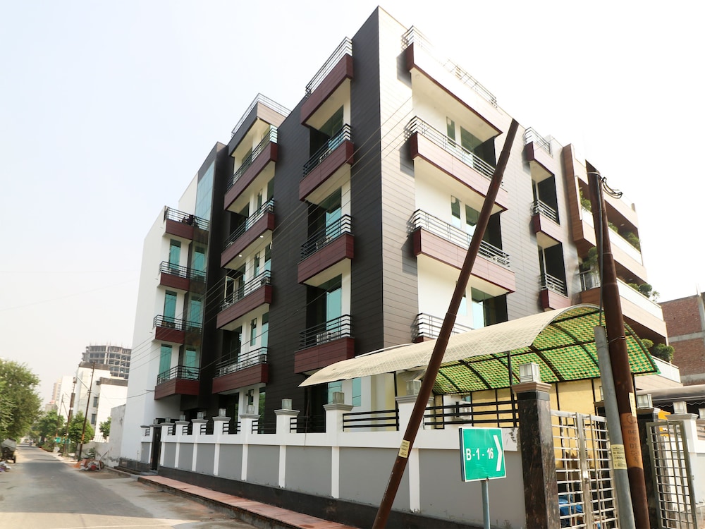 OYO 9915 Petals Inn
