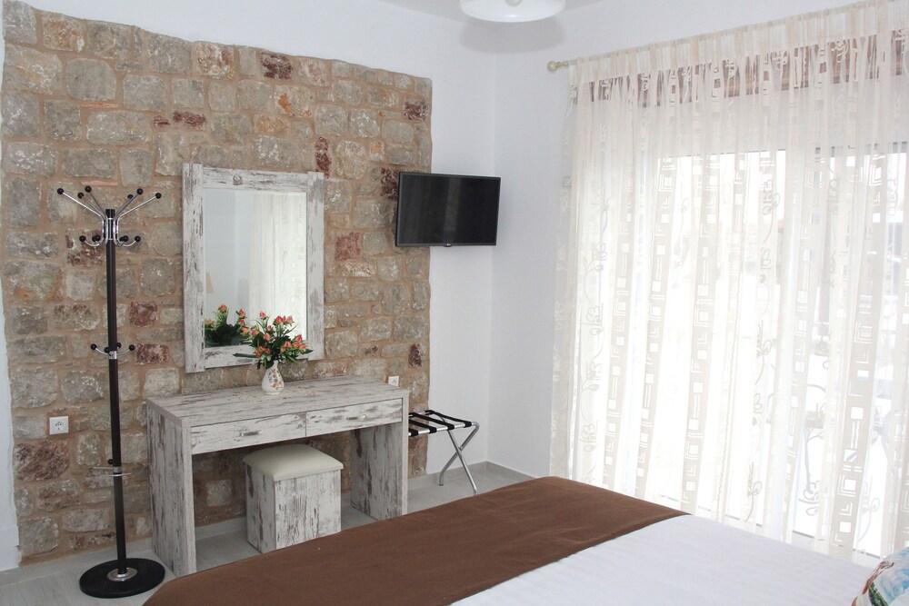 Haraki Stone Apartments