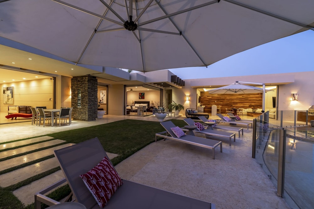 6 BR Huge Villa Steps To Beach Plus A Pool House