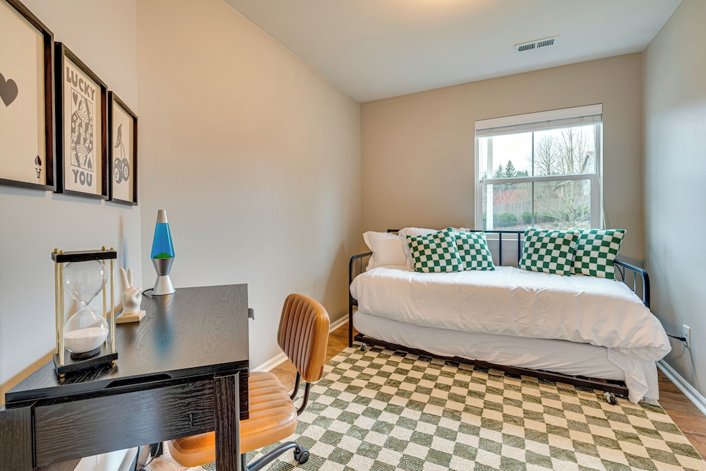 Game Room & Deck: Family-friendly Tumwater Gem