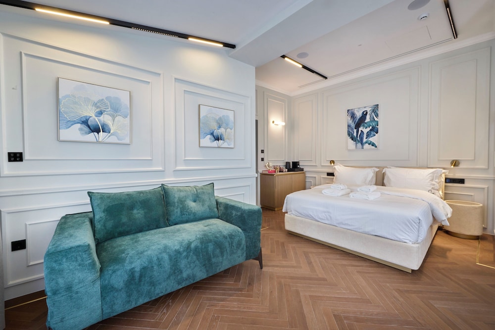 Ermou 99 Intelligent Private Suites