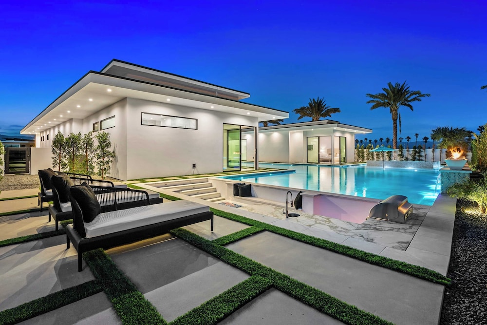 Exclusive Indio Villa Pool, Hot Tub, Putting Green Sleeps 18 Bravo #6