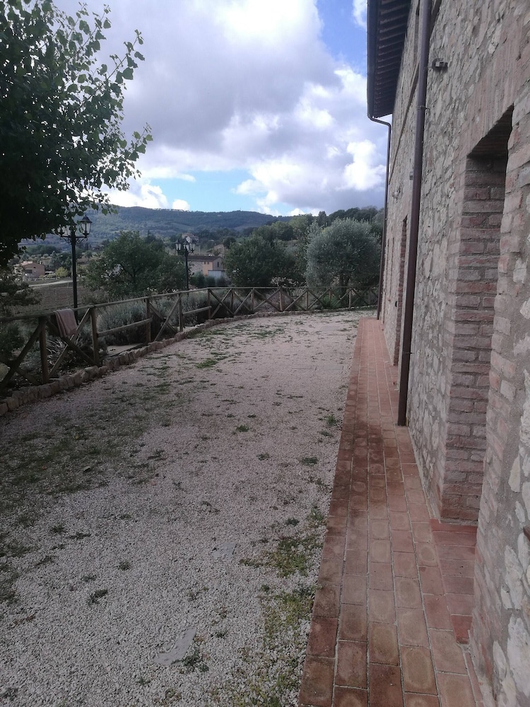 Portion of a Farmhouse With 30 Beds - 4 Apartments and 2 Rooms view 5