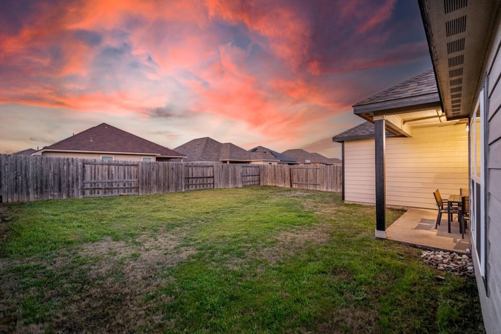 Spacious One-level Home - Calm Neighborhood Yard