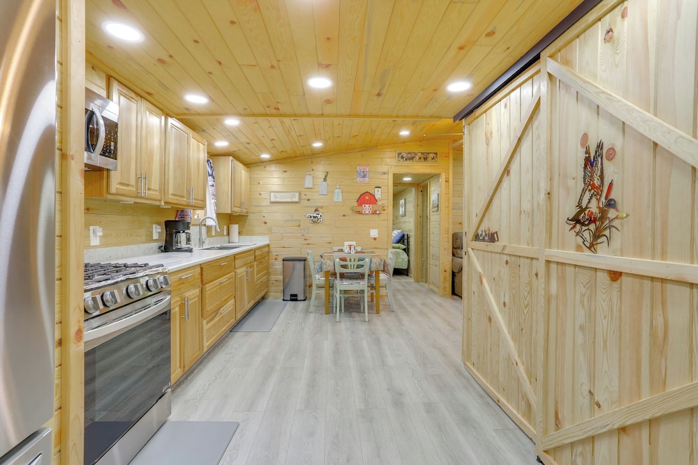 4 Mi to Delaware River: Callicoon Retreat w/ Deck!