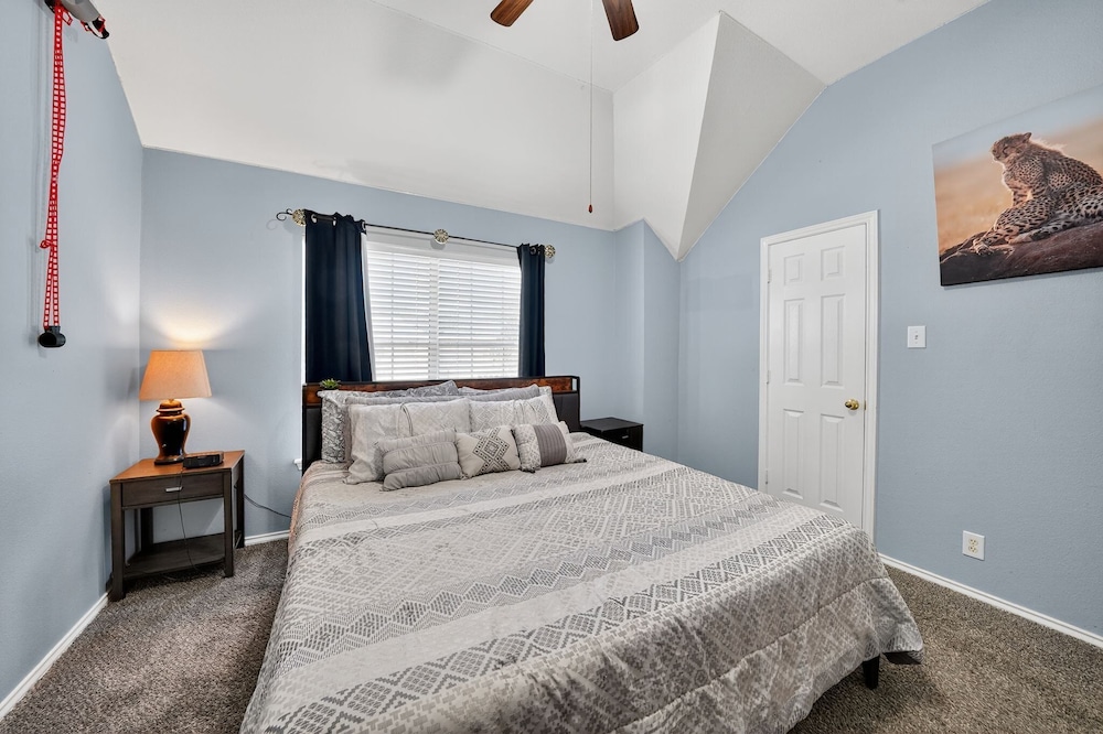 San Antonio Oasis Hot Tub & Pool Access 4 Bedroom Home