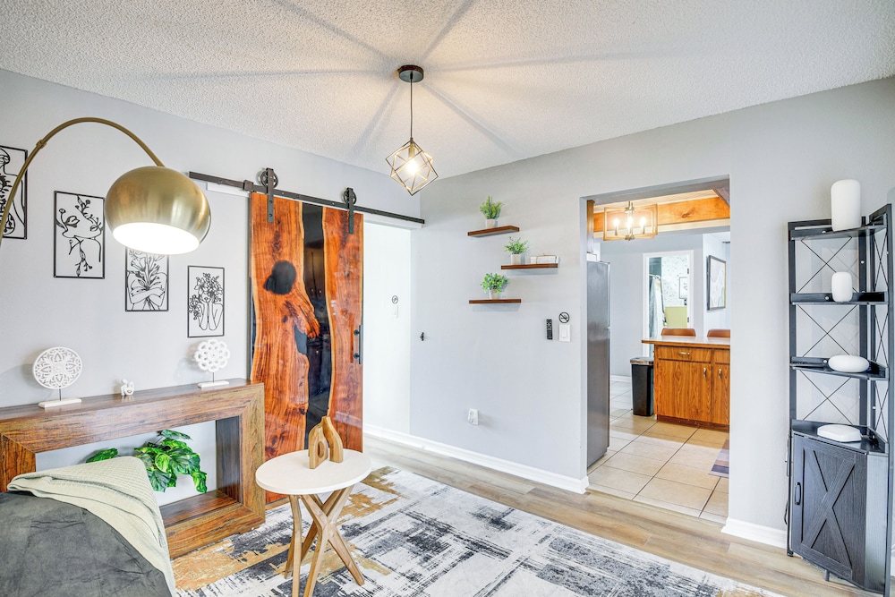 6 Mi to Gemini Springs Park: Chic Home w/ Pool!