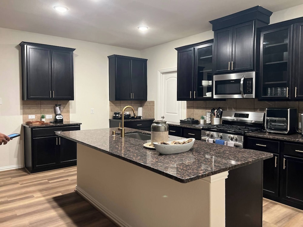 Balmoral Lakeside 5br 4ba House