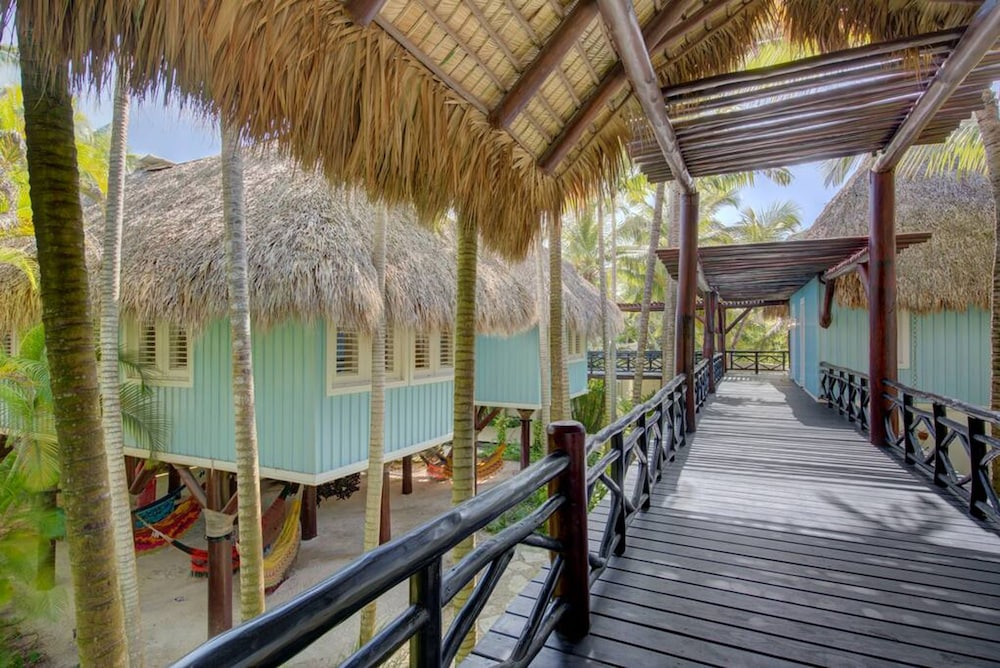 6 BR Beachfront Lush Oasis