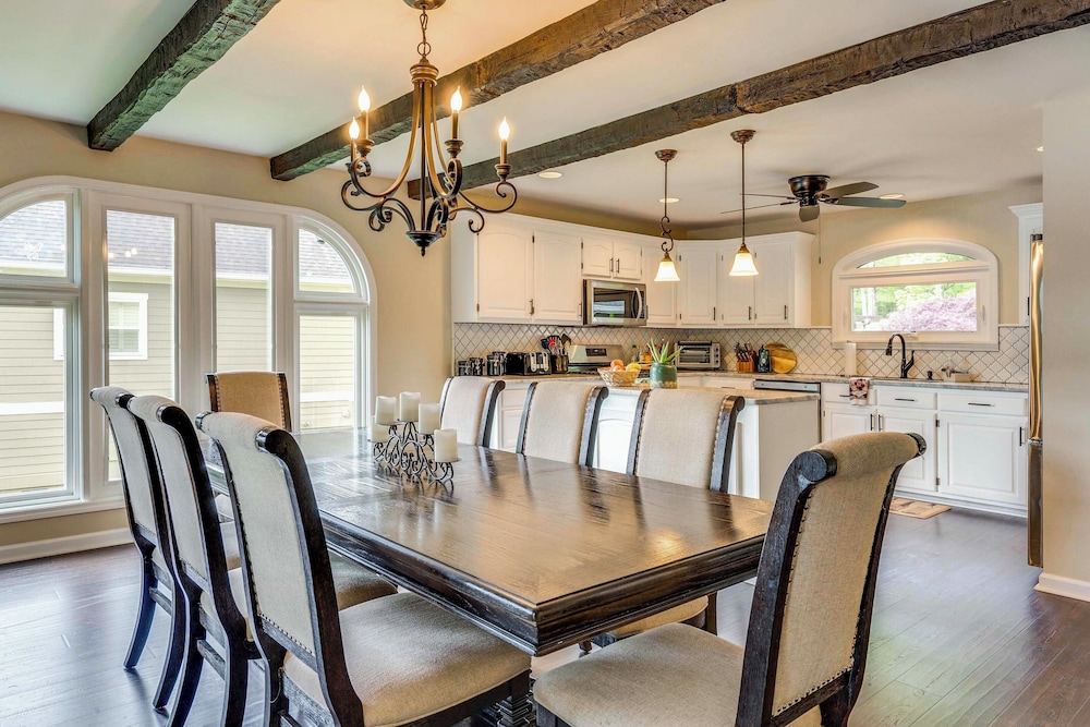 February Perks! Couples Getaway in Hayesville
