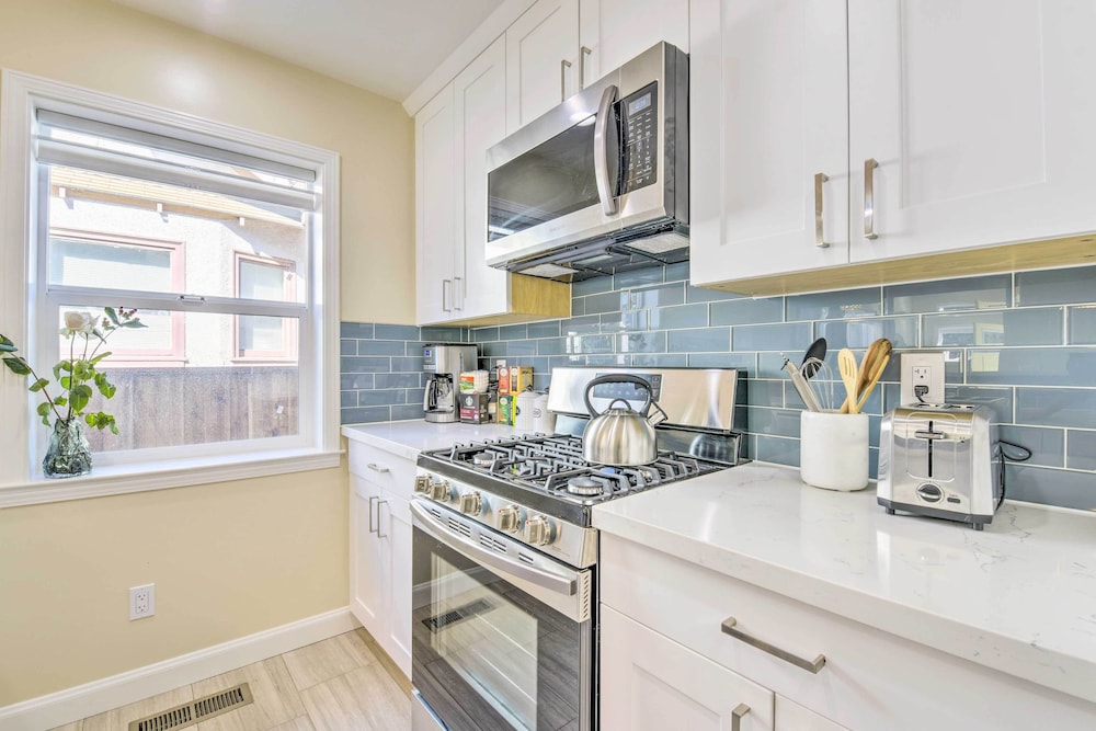 Sunny Oakland Retreat w/ Patio & Cute Garden!