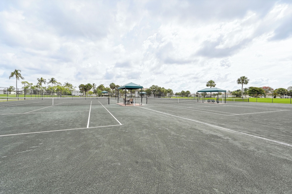 Golf Retreat w/ Pool Access: 3 Mi to Dtwn Naples