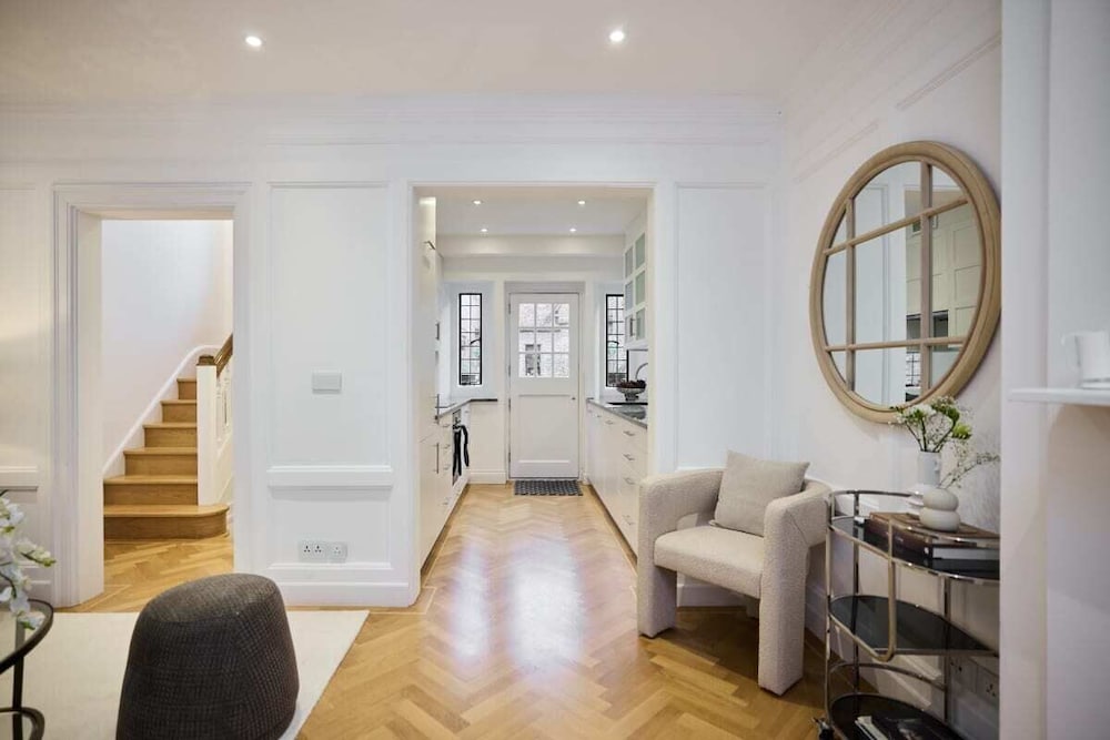 The Charm of Chelsea - Modern 4bdr With Shared Courtyard