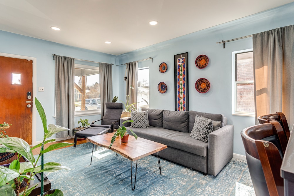 7 Mi to Denver: Inviting Aurora Home w/ Yard!