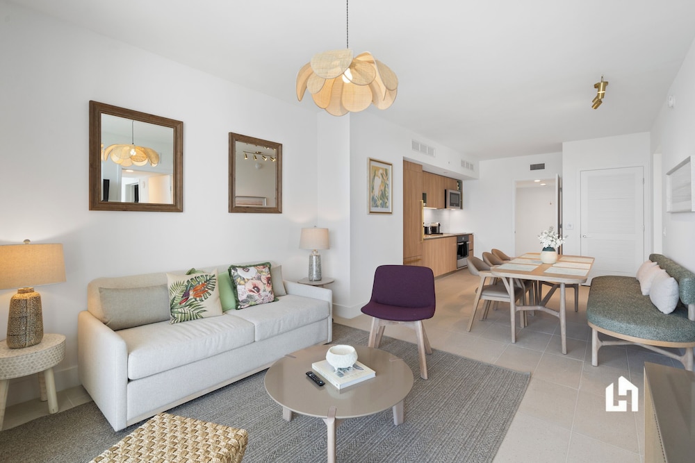 Stylish Apartments with Partial Ocean Views in Downtown