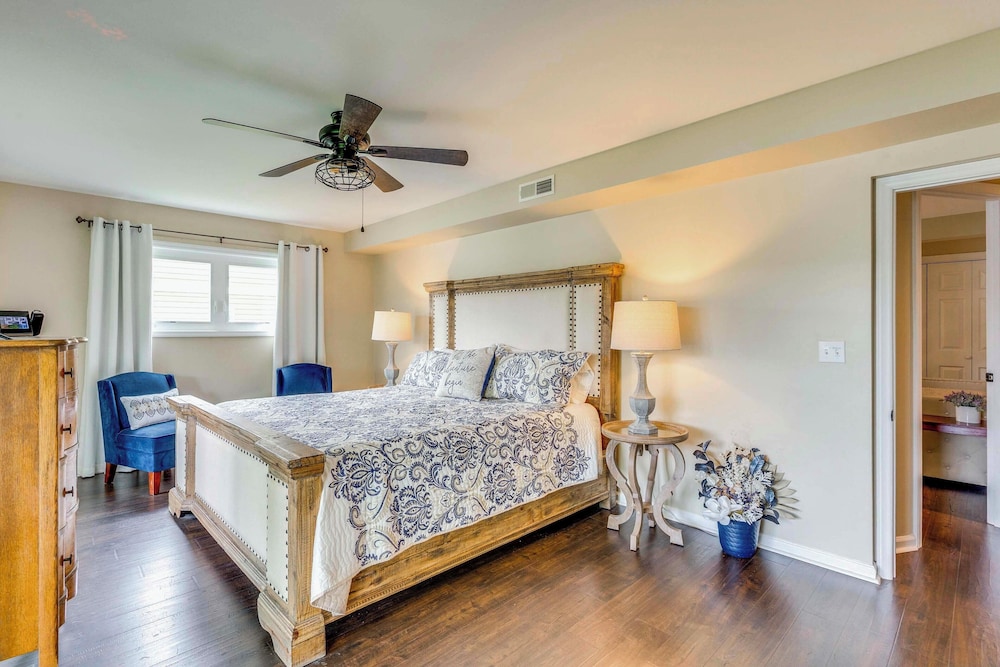 February Perks! Couples Getaway in Hayesville