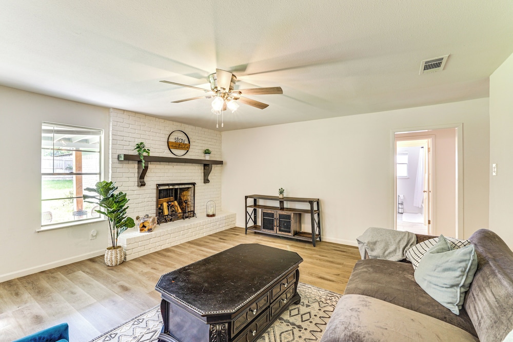 Near Shops & Eats: Commuter-friendly Fwtx Home