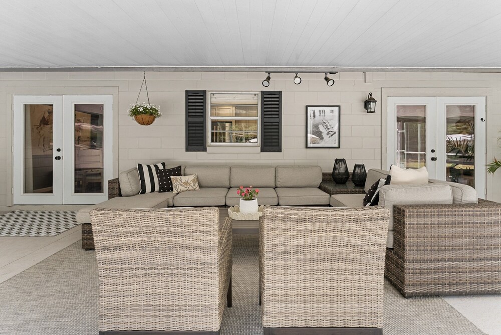 Designer Pet-friendly Retreat With Heated Pool 5 Bedroom Home