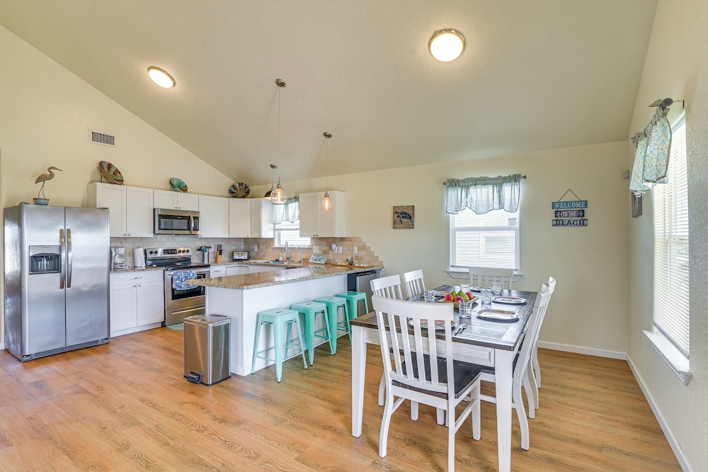 Walk to Beach: Gulf-view Home in Surfside Beach!